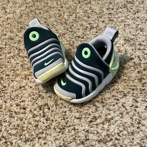 Nike Dynamo baby/toddler sneaker 4c